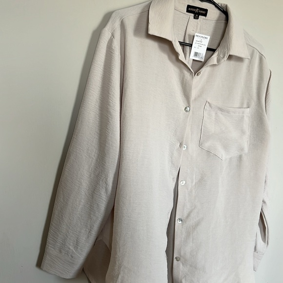 Almost Famous Loose, Reverse Pleat Back, Stone Colored sz Med Blouse - Picture 4 of 9